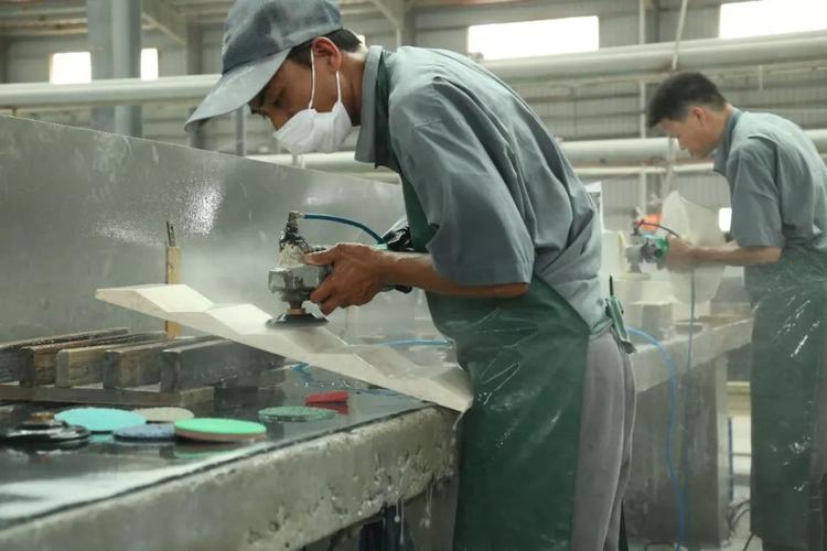 匠心雕琢，点石成金 精工石材工人的加工艺术